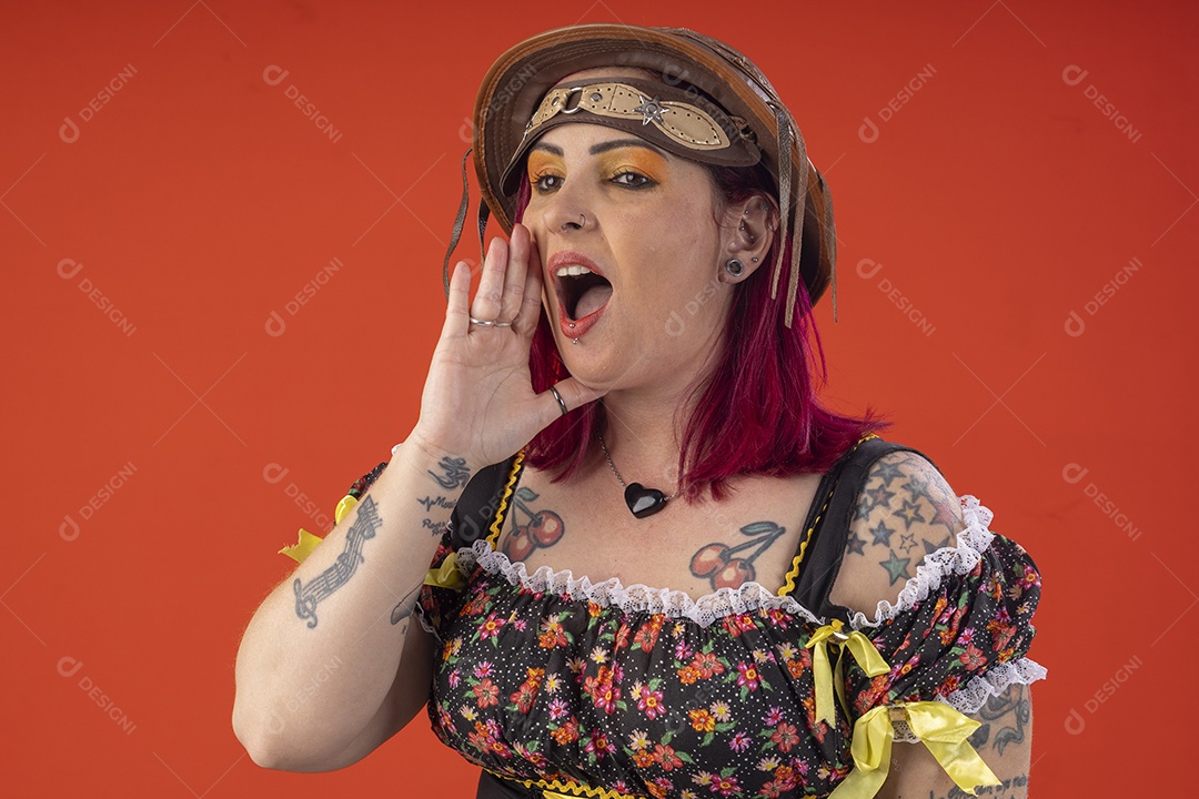 Mulher com trajes juninos com gesto de gritar