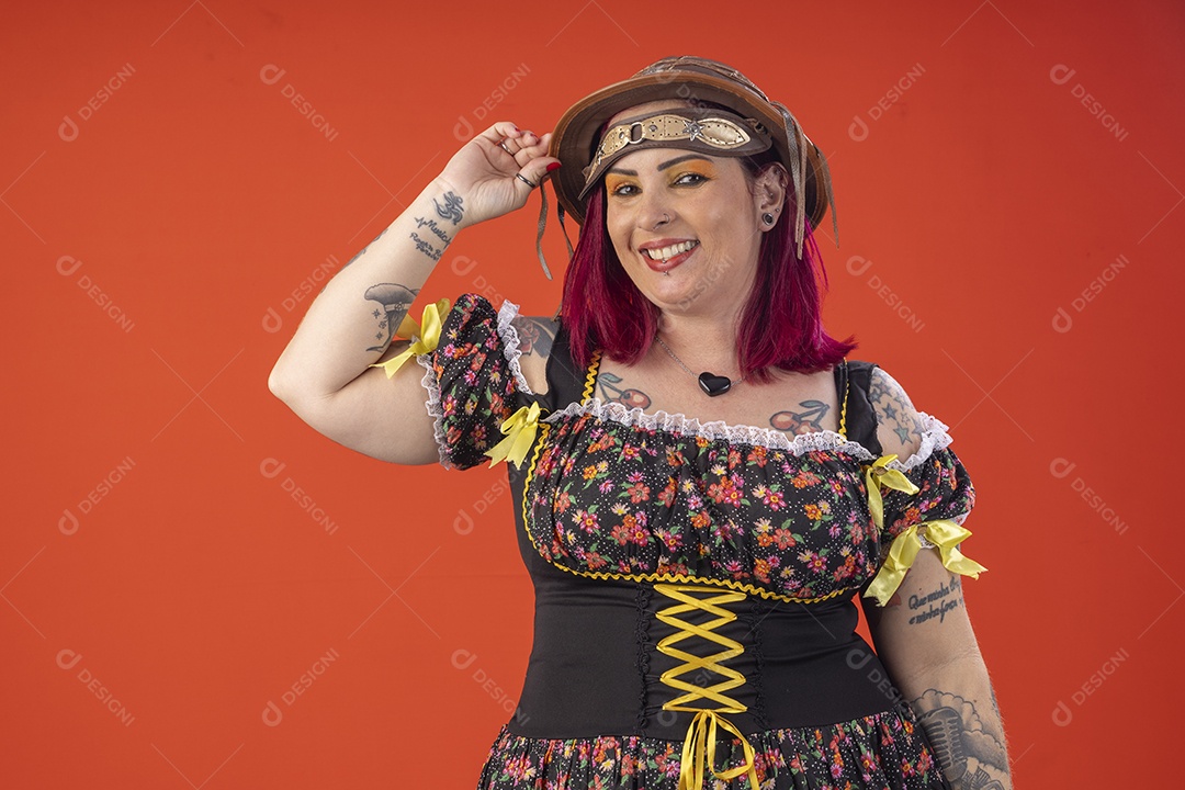 Uma mulher com trajes junino e mão no chapéu