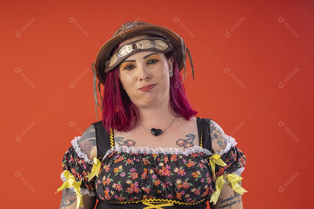 Jovem com trajes de quadrilha junina