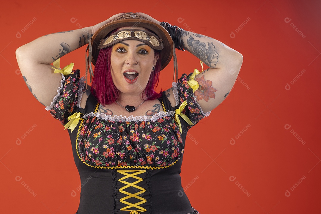 Jovem bonita com trajes juninos surpresa com mãos na cabeça