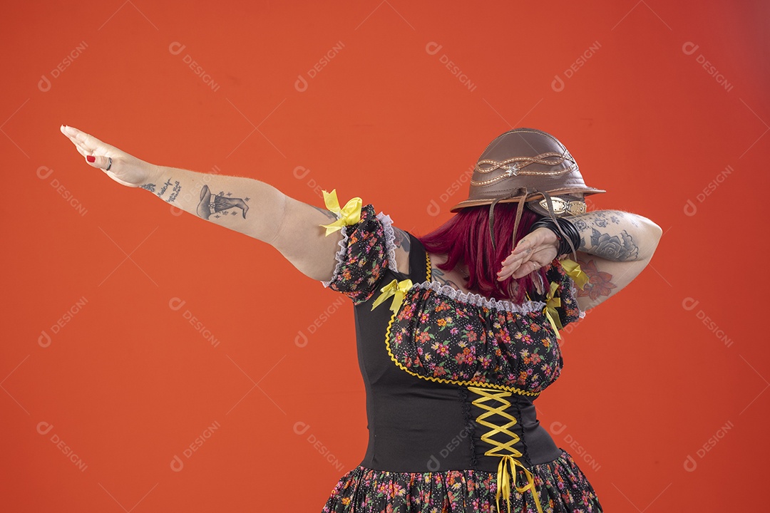 Jovem bonita com trajes juninos sorrindo e feliz