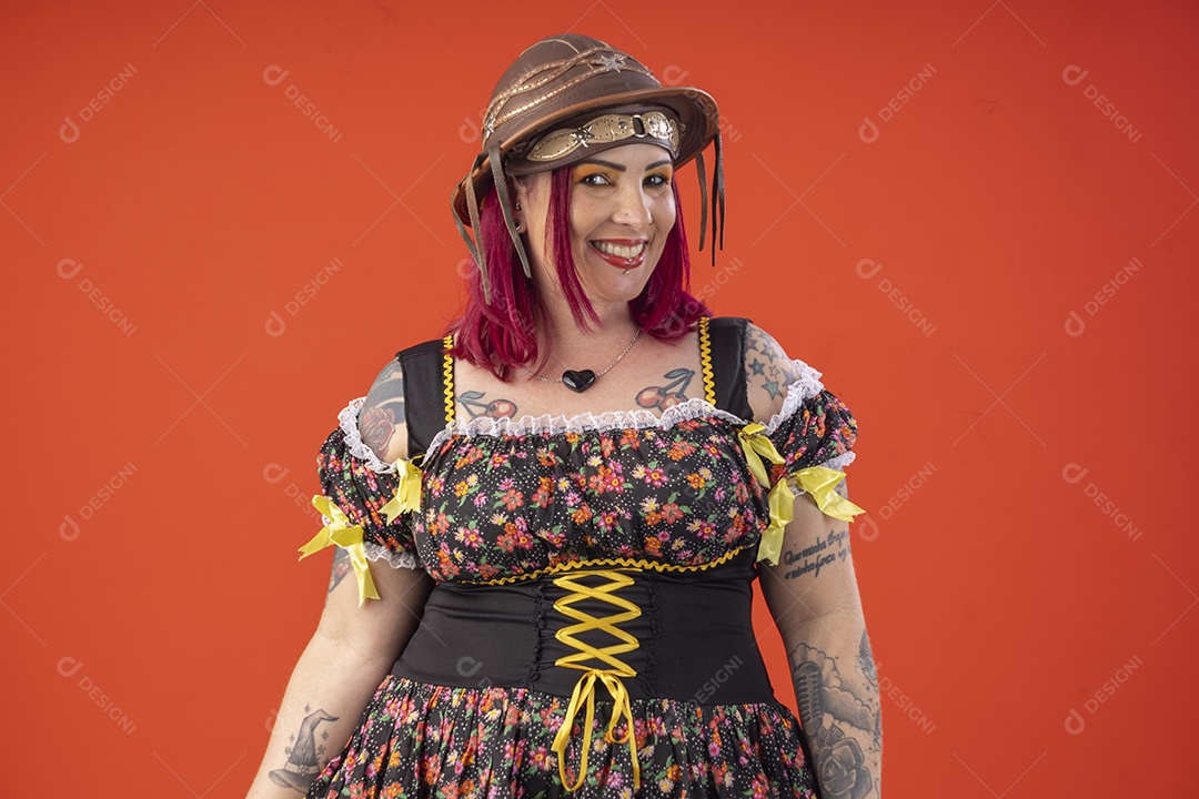 Jovem bonita com trajes juninos sorrindo e feliz