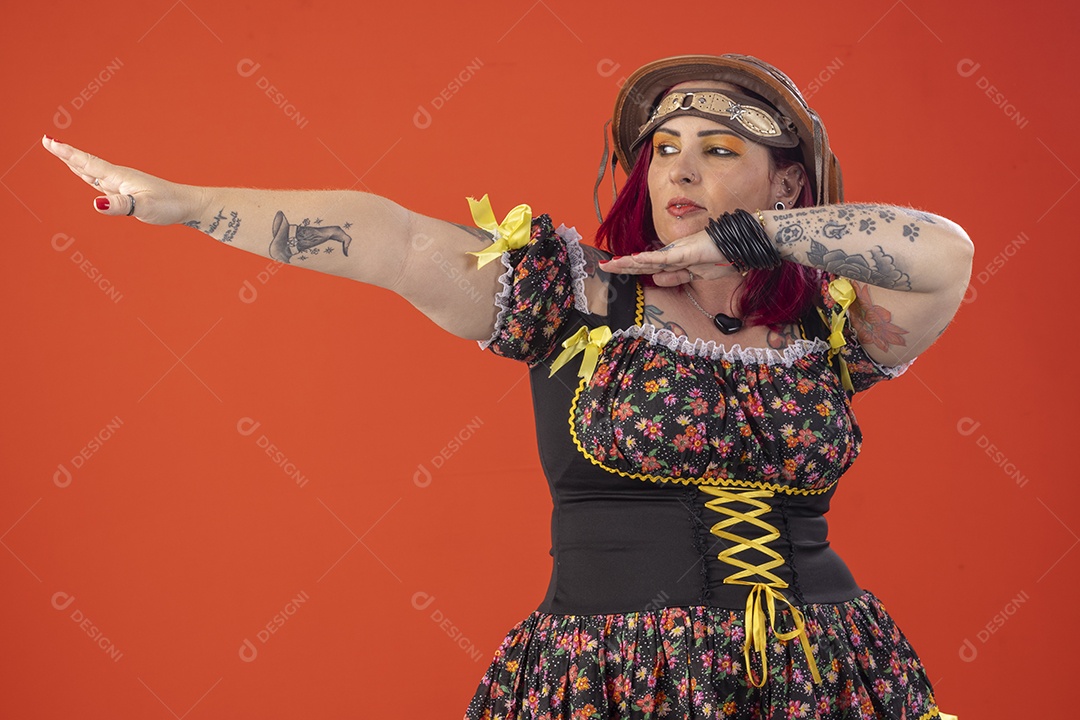 Jovem bonita com trajes juninos com pose para lado