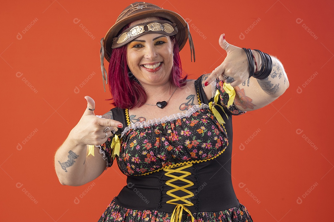 Jovem bonita com trajes juninos com mãos apontando