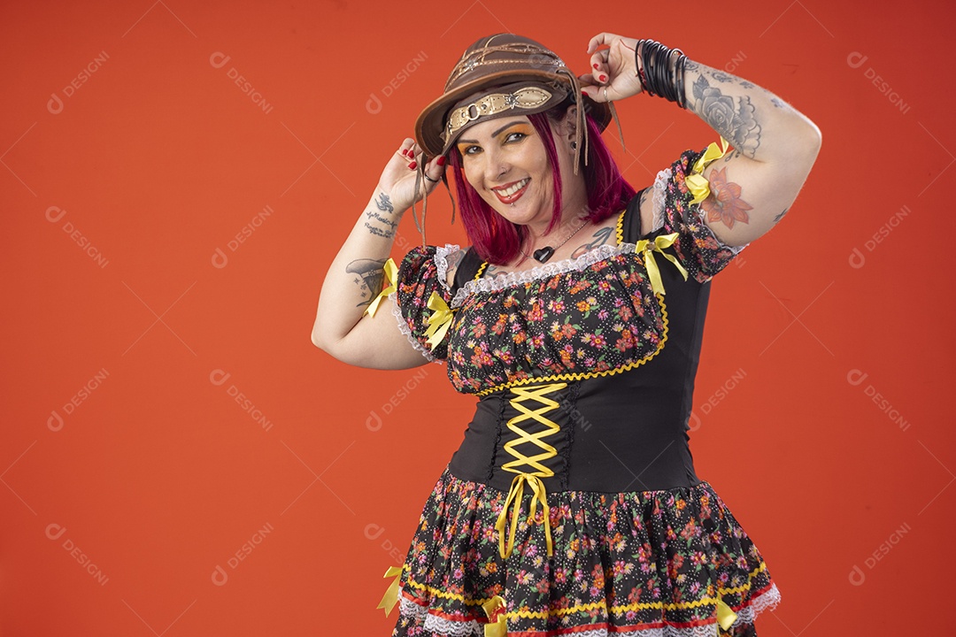 Mulher com trajes juninos pronta para festa linda