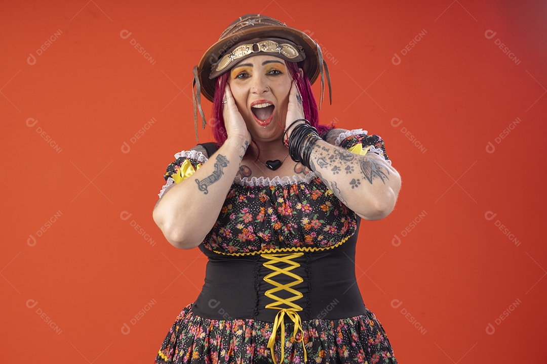 Mulher com mãos no ouvido e gritando com trajes juninos