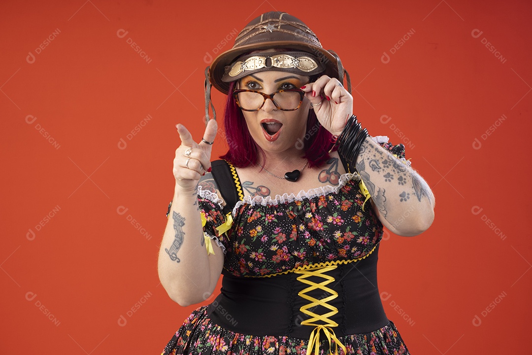 A woman with surprise juninos costumes with something