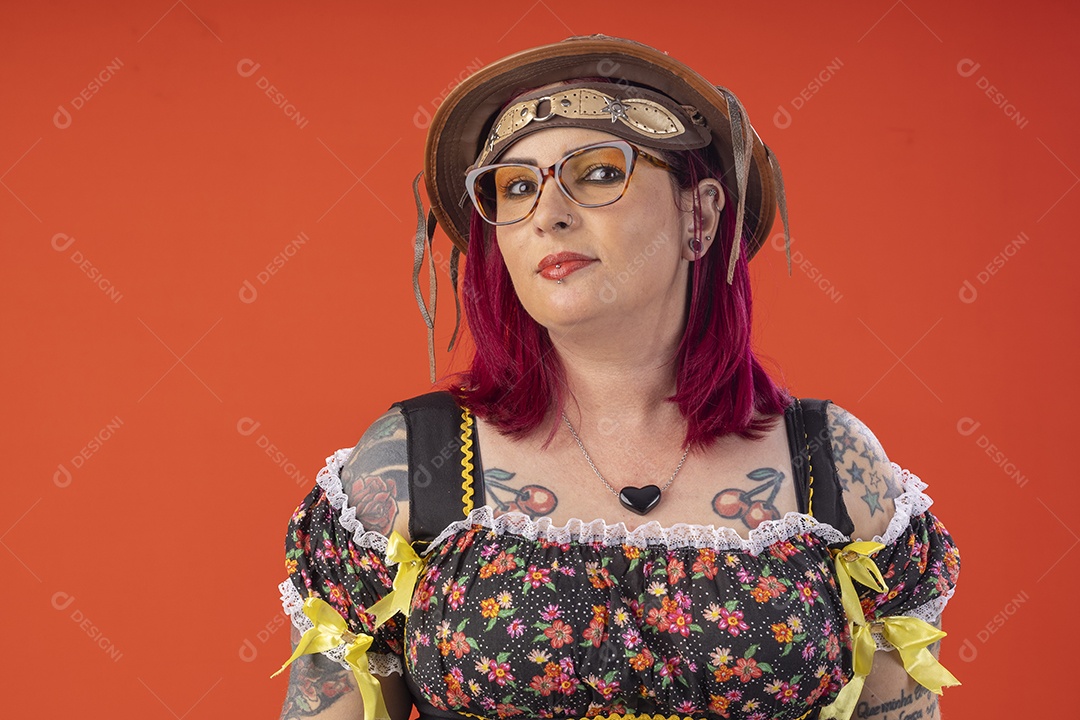 Jovem com trajes de quadrilha junina