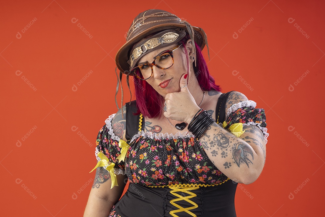 Uma jovem vestida a caráter para festa junina