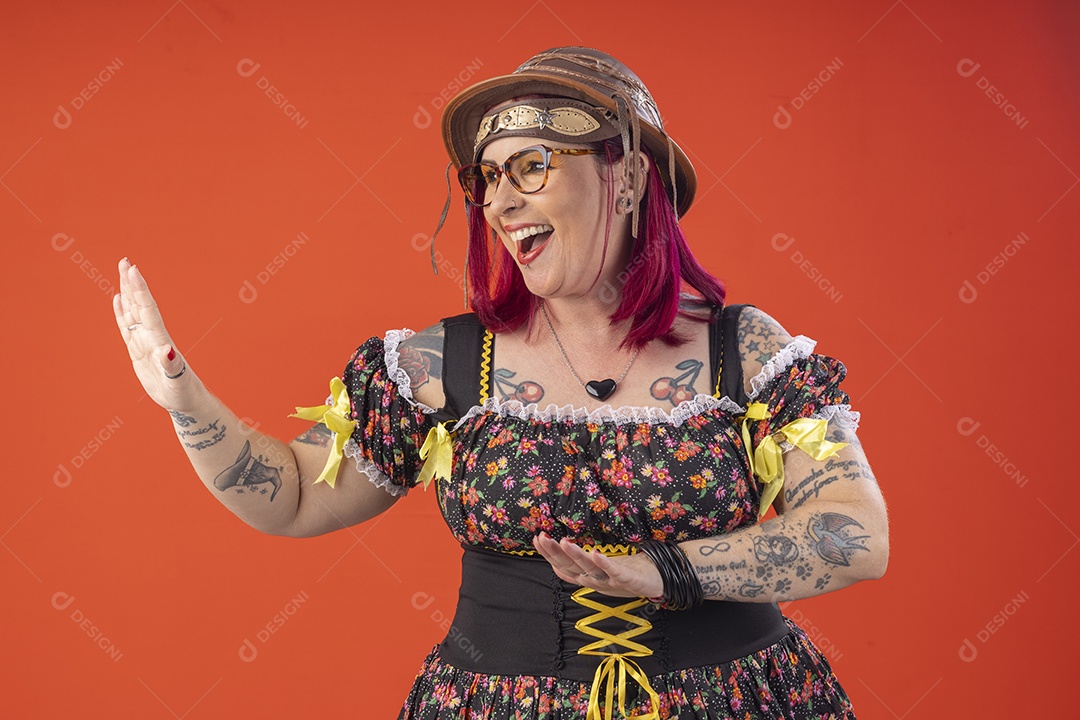 Mulher vestida a caráter para festa junina com mãos para o lado