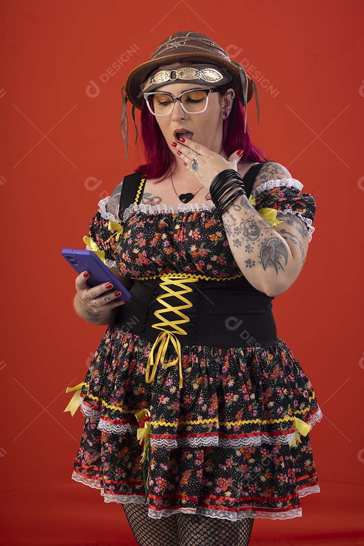 Mulher com trajes juninos pronta para festa linda