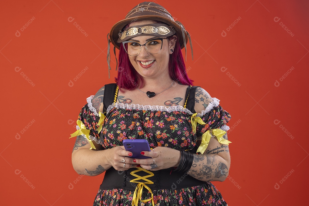 Mulher vestida a caráter para festa junina falando no celular