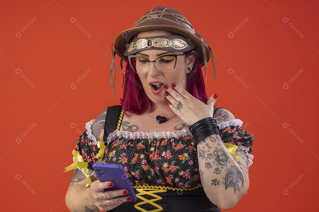 Mulher vestida a caráter para festa junina apontando para o celular