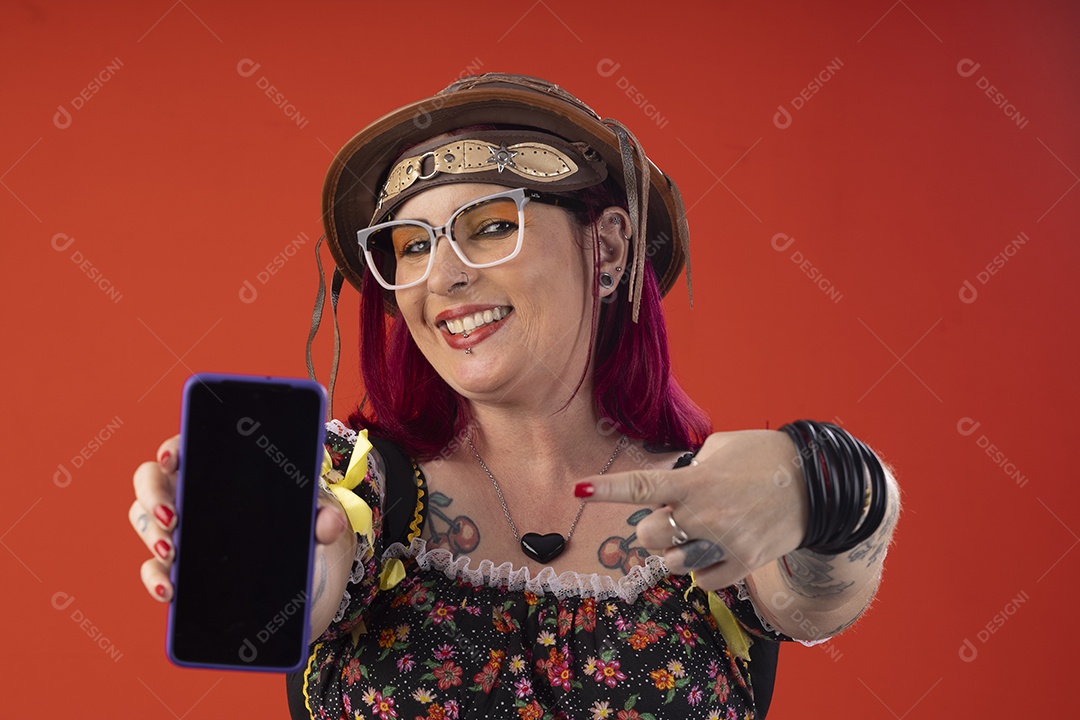 Mulher vestida a caráter para festa junina apontando para o celular