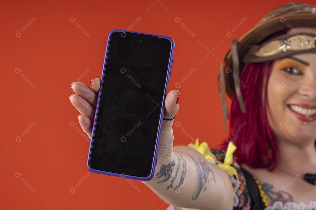 Mulher com trajes juninos pronta para festa linda