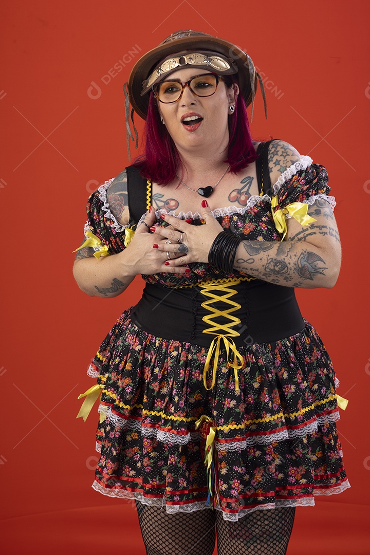 Jovem trajada para festa junina com mãos no coração