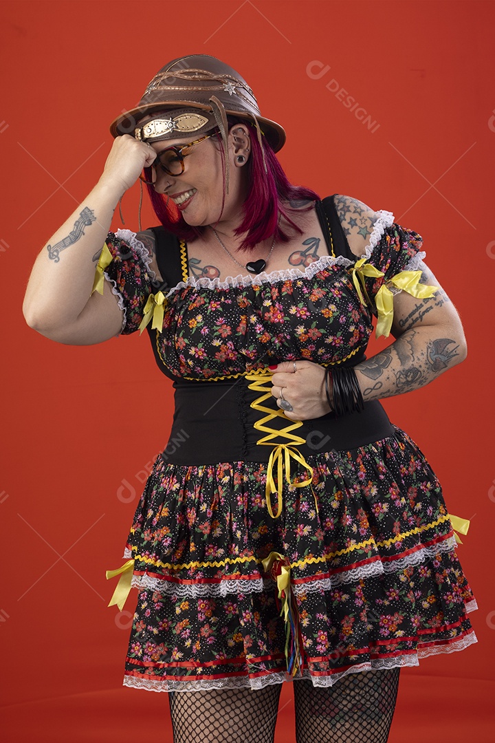 Jovem trajada para festa junina com mãos para o lado dançando