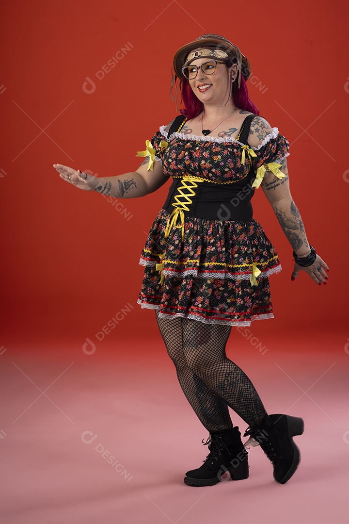 Uma jovem mulher trajada para festa junina