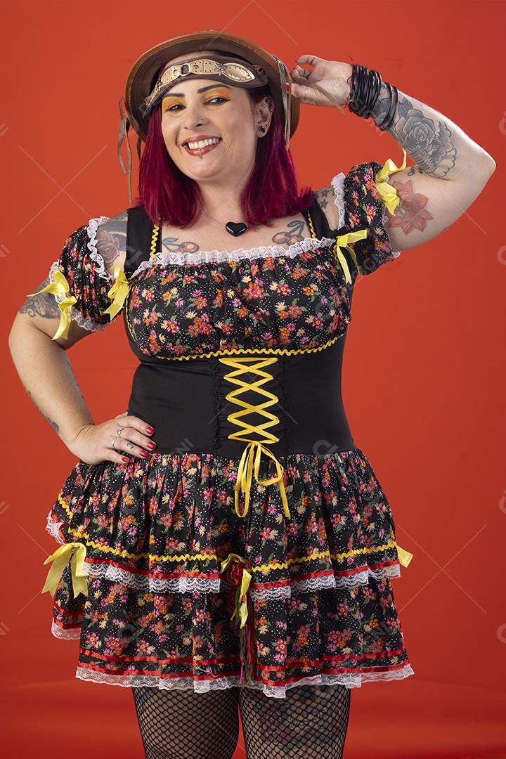 Mulher com trajes juninos pronta para festa linda