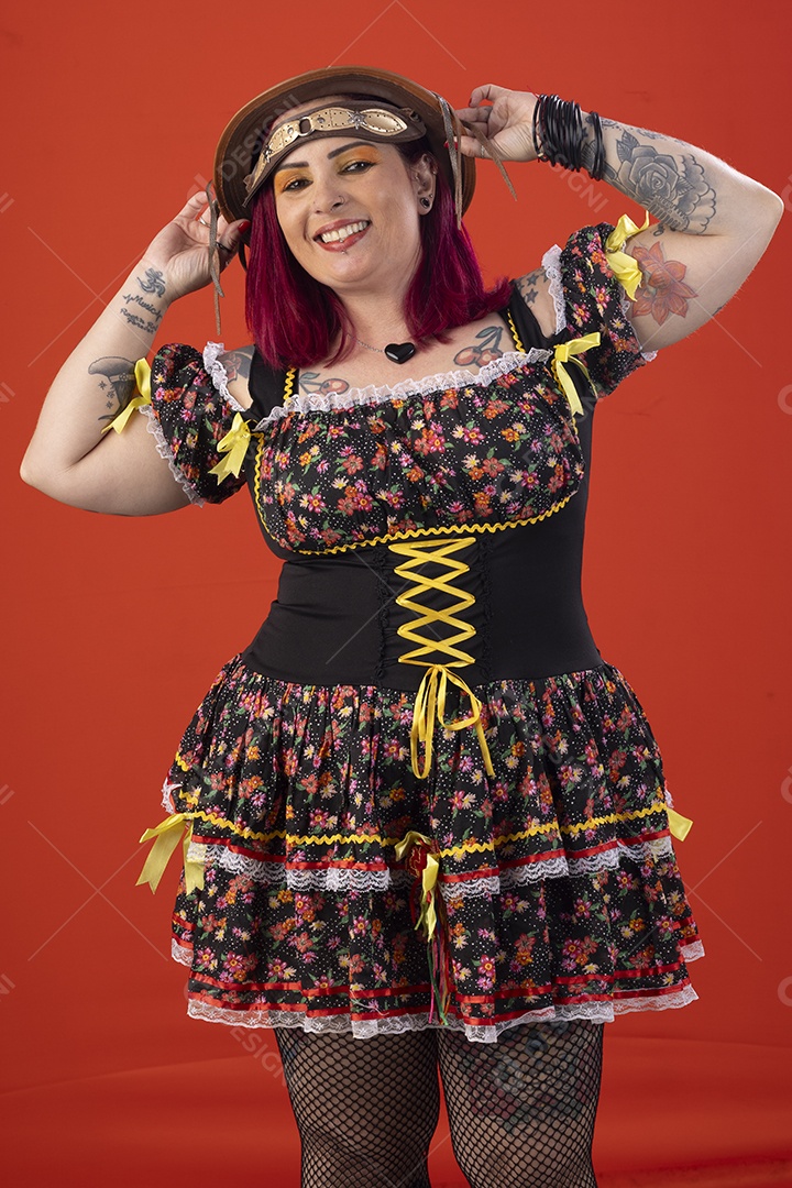 Mulher trajada para festa junina com mãos no chapéu