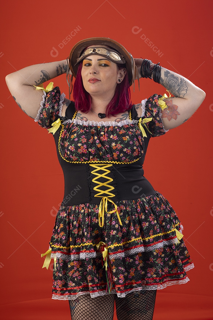 Uma mulher vestida a caráter para festa junina com mãos na cabeça