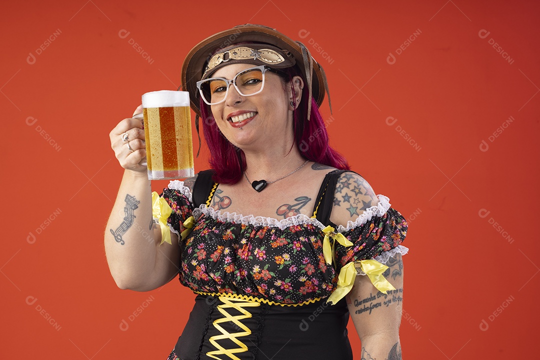 Uma mulher com trajes juninos bebendo cerveja