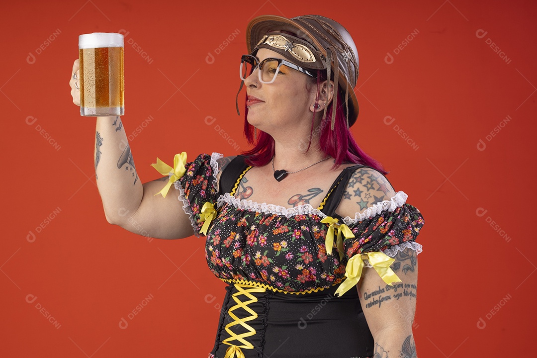 Mulher trajada para festa junina com mãos segurando caneca de cerveja