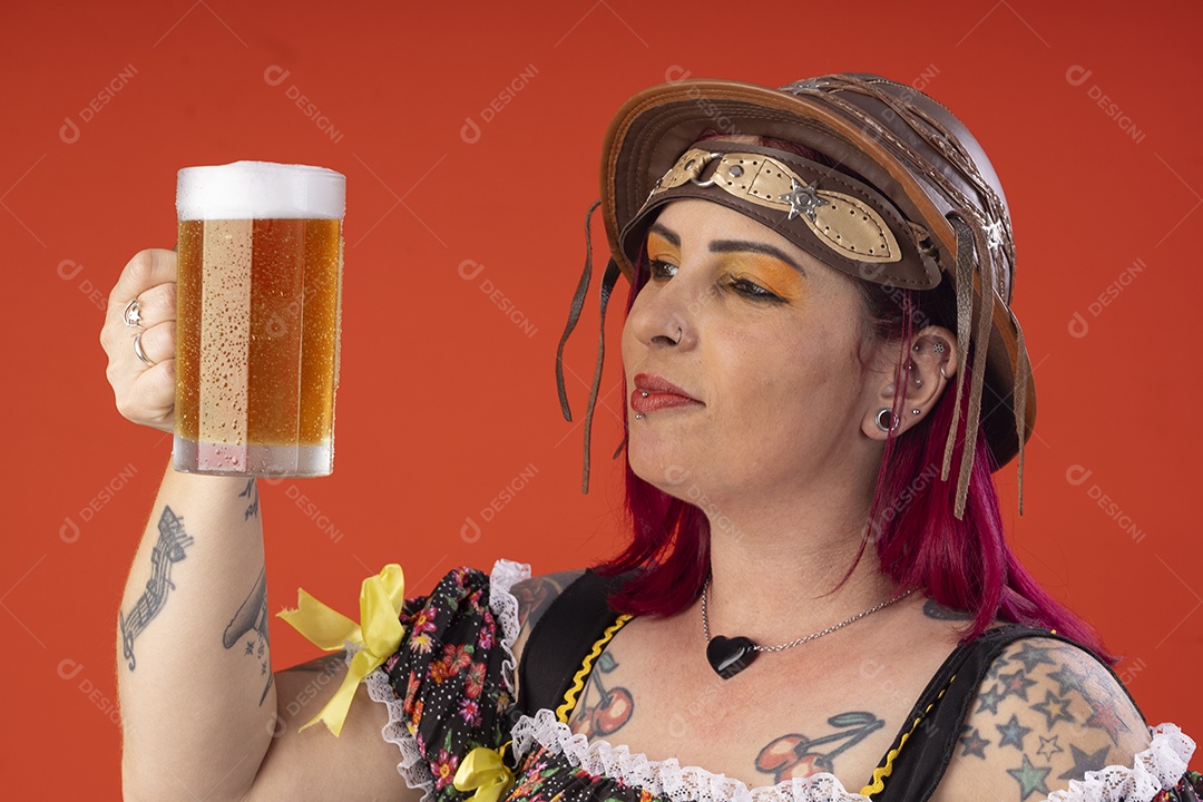 Uma mulher com trajes juninos bebendo cerveja