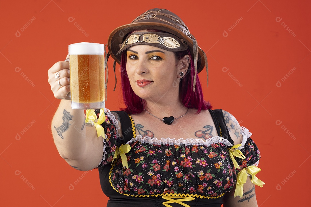 Uma mulher com caneca de cerveja
