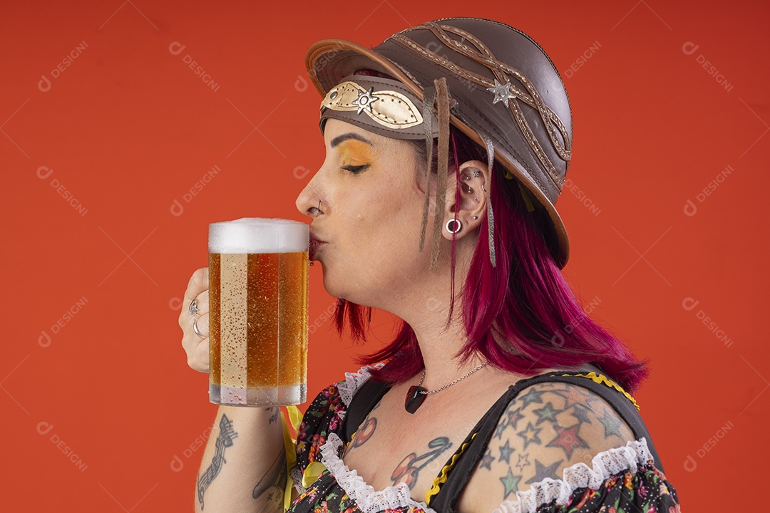 Mulher com trajes juninos bebendo uma cerveja