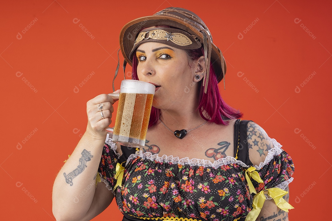 Uma mulher com trajes juninos bebendo cerveja