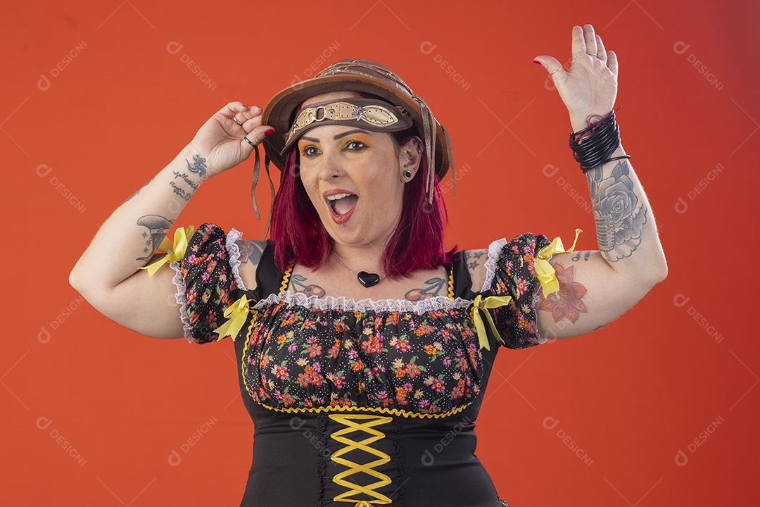 Uma jovem trajada para festa junina com mãos para cima