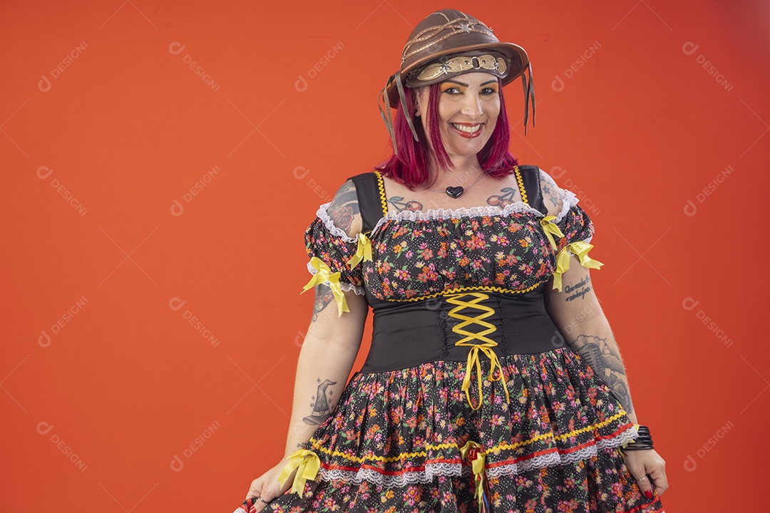 Uma linda mulher com trajes juninos com mãos no vestido