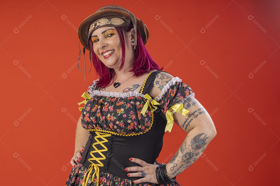 Uma mulher trajada para festa junina