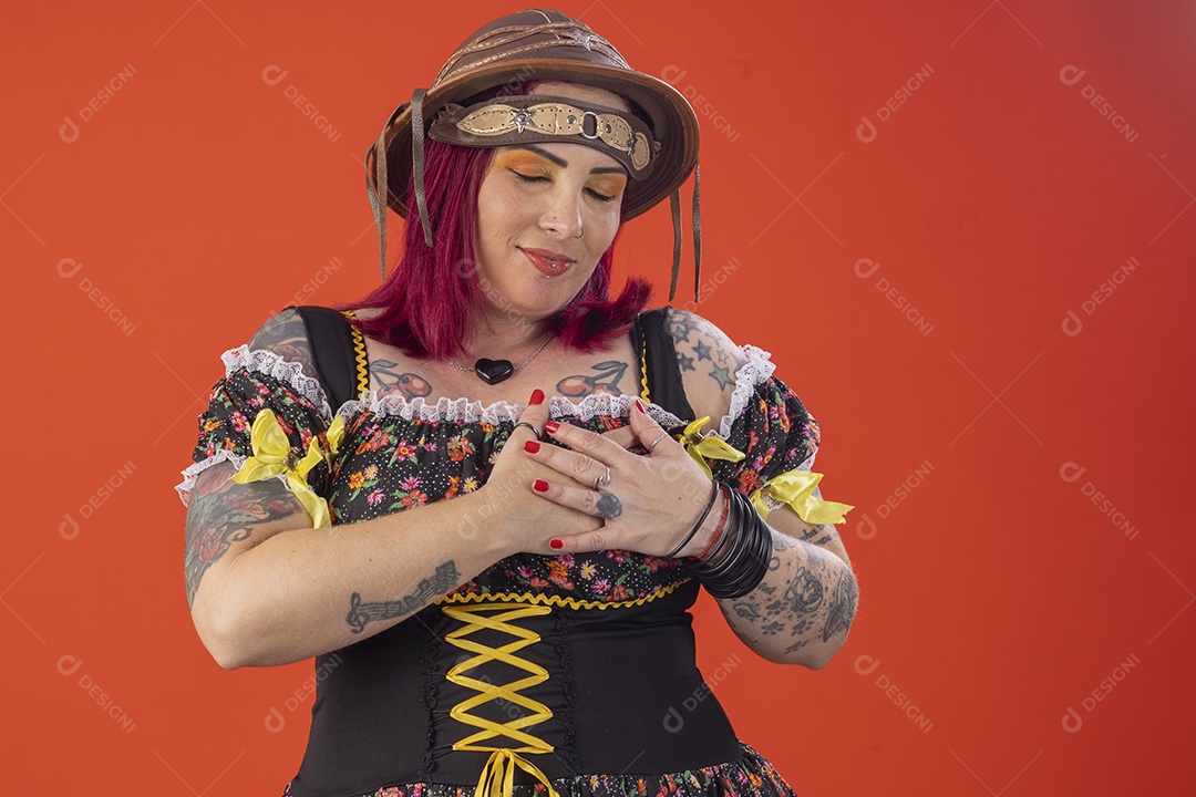 Uma mulher com trajes junino com e mão no peito