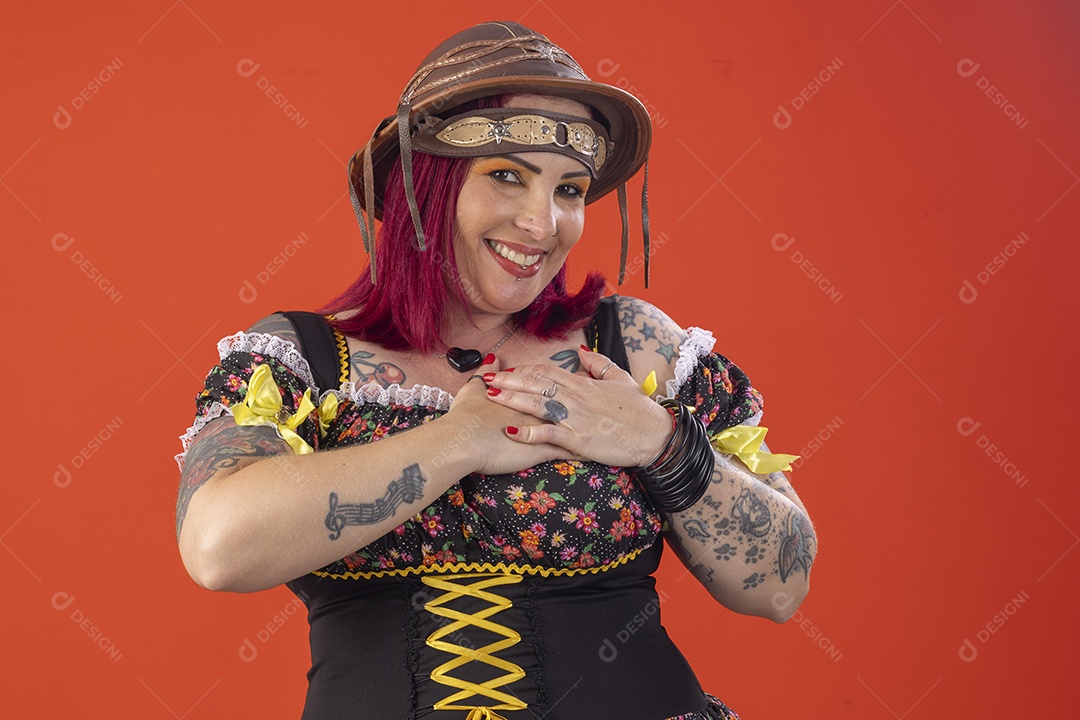 Uma mulher com trajes juninos ccom mão no corpo