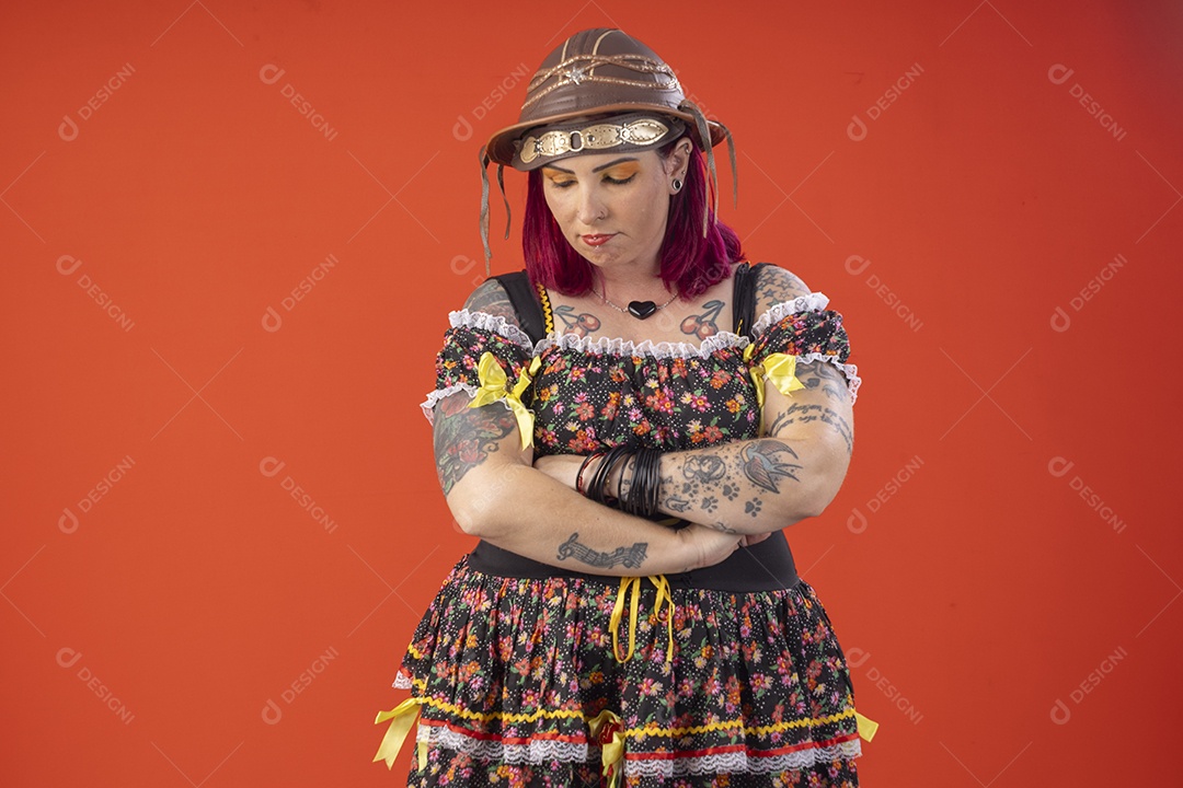 Mulher com trajes juninos pronta para festa linda