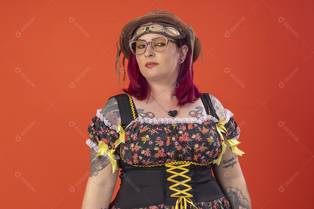 Uma mulher com trajes juninos seria olhando para o lado