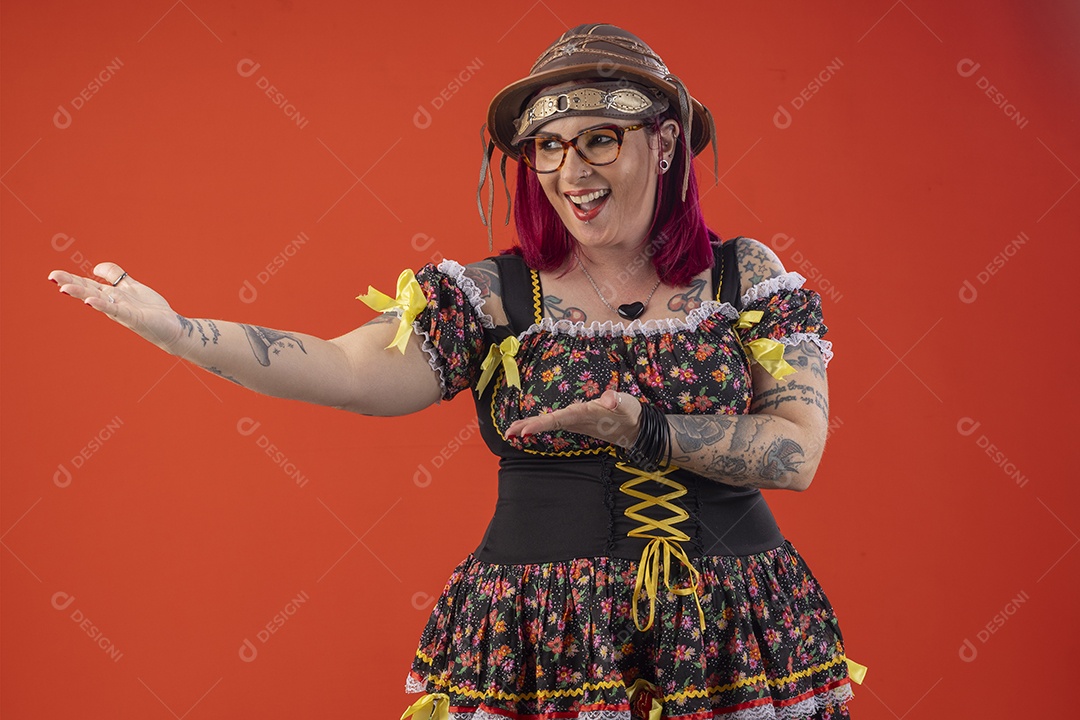 Mulher trajada para festa junina com mãos para o lado