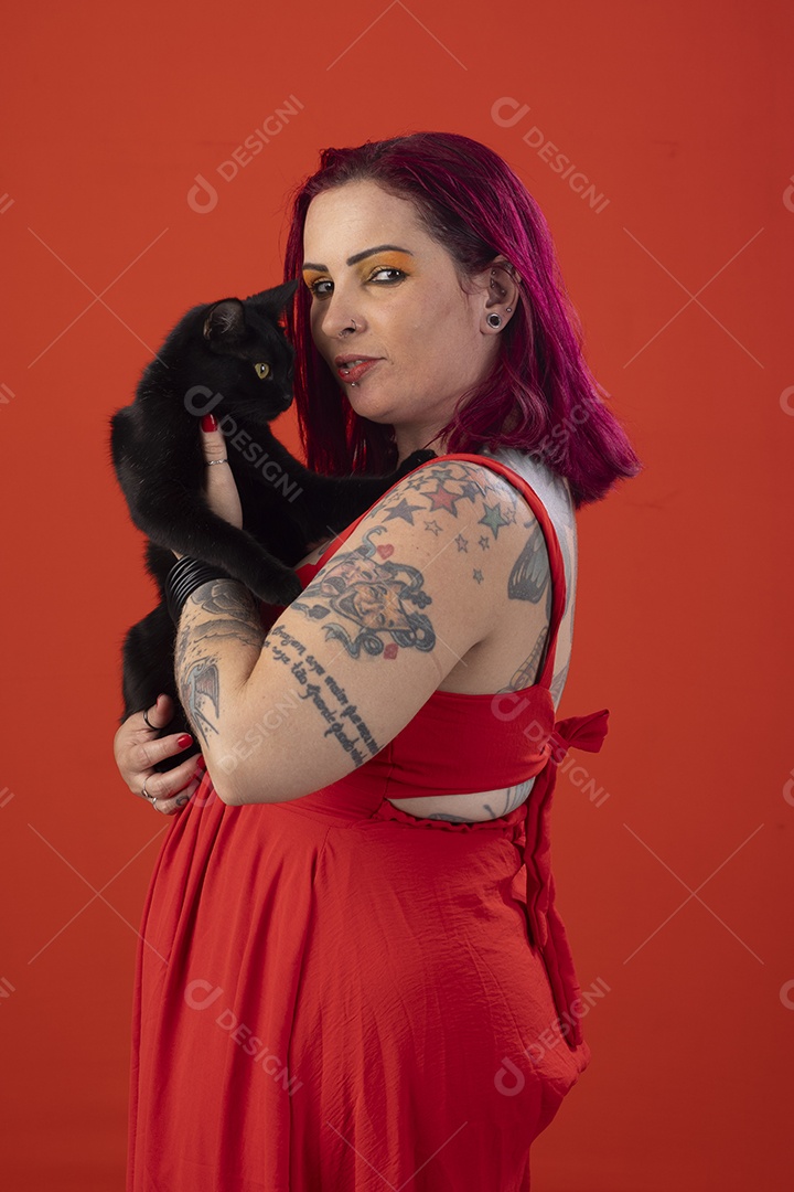 Uma mulher com seu gato na mão