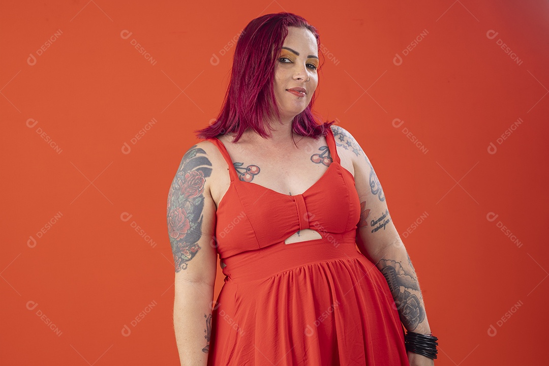 Mulher usando vestido vermelho fofa