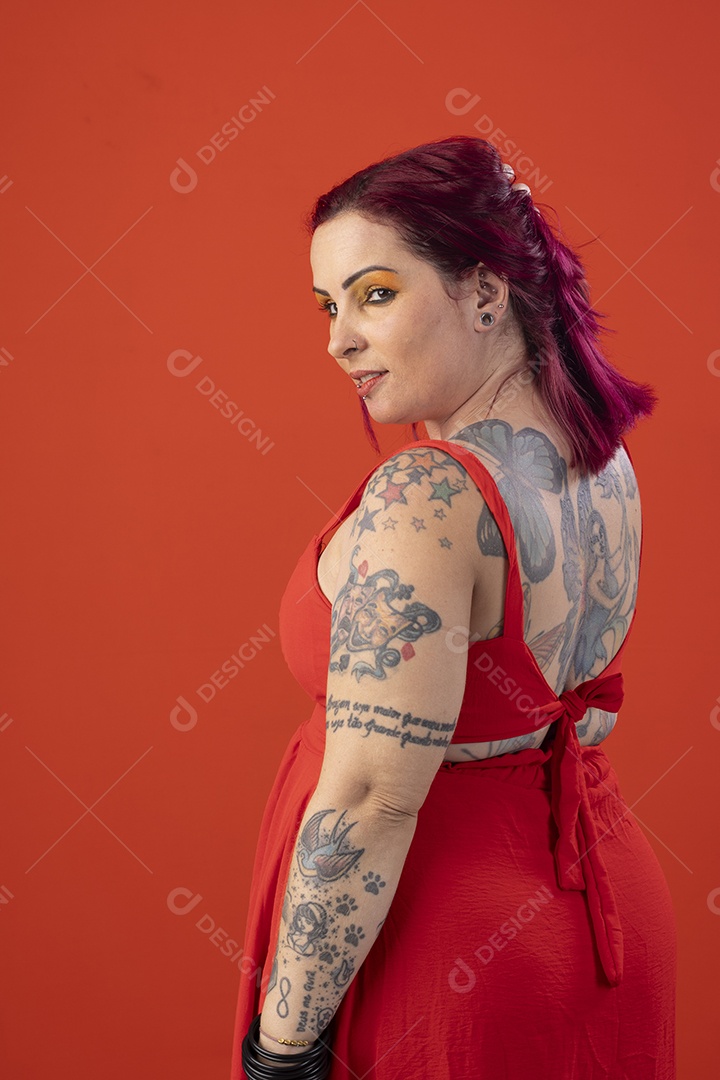 Uma linda mulher usando vestido vermelho