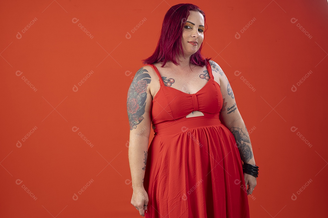 Uma mulher bem fofa usando vestido vermelho