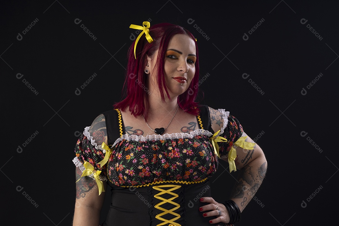 Uma jovem mulher trajada para festa junina