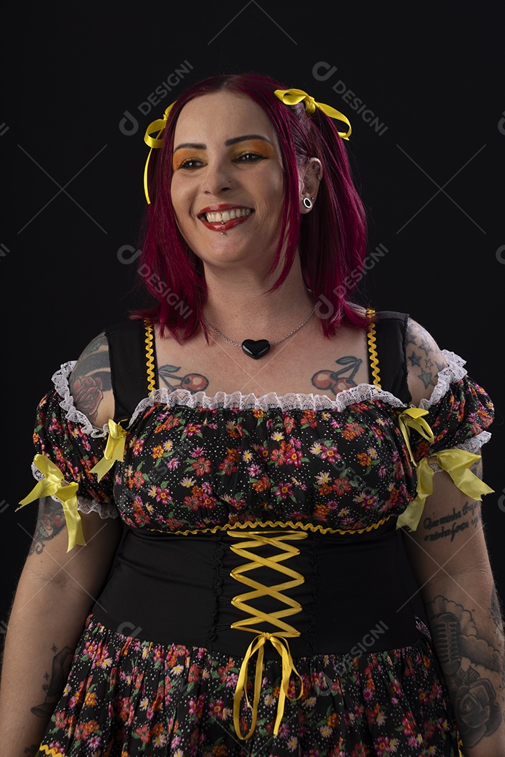 Uma jovem mulher trajada para festa junina