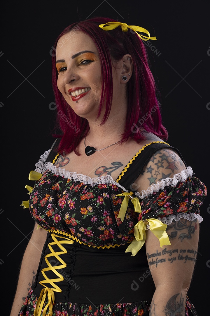 Mulher com trajes juninos pronta para festa linda