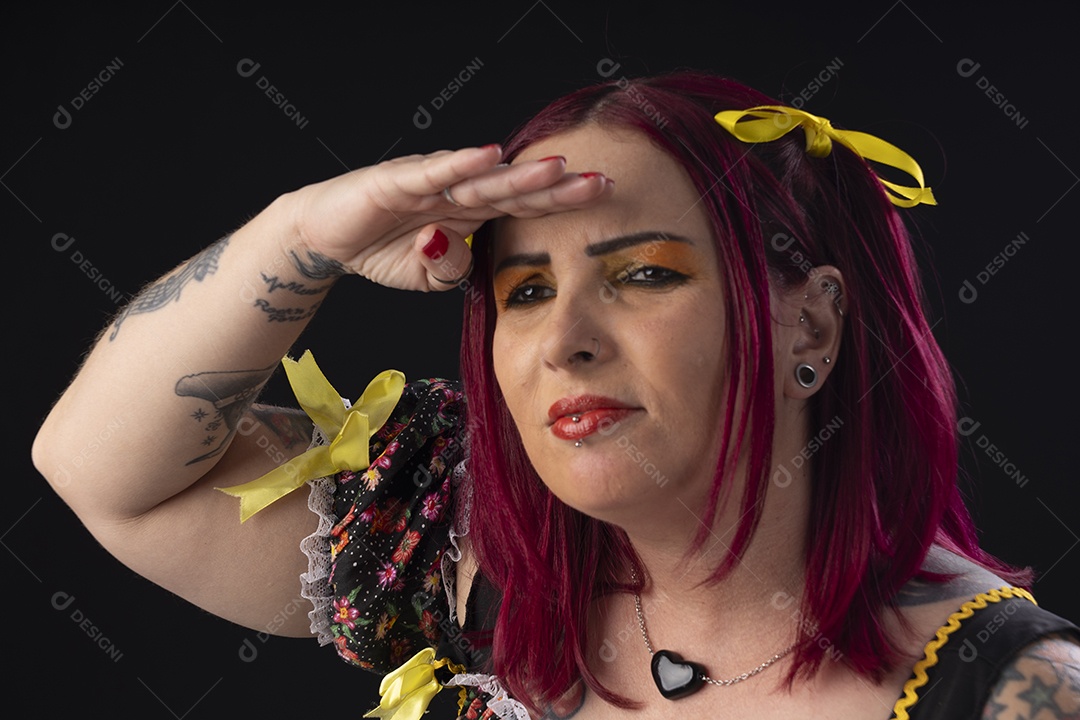 Mulher com roupa de festa junina com gesto de procurar algo