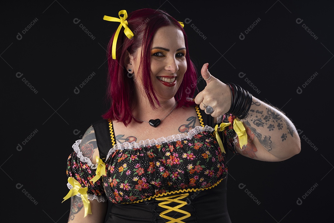 Mulher com trajes juninos bem fofa e gesto de legal