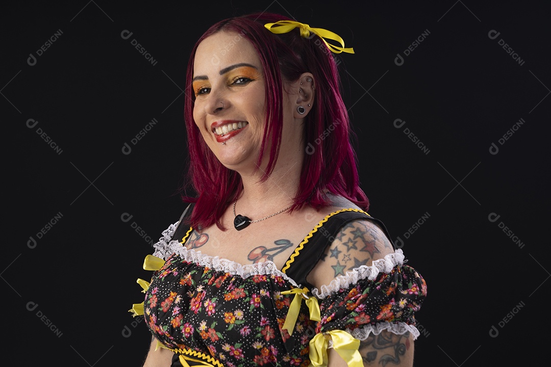 Mulher com trajes juninos sorrindo pronta para festa junina