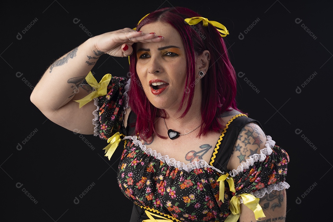 Uma linda mulher com trajes junino com feição de procurar